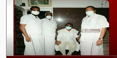 விஜயகாந்த்துடன் அதிமுக அமைச்சர்கள் தங்கமணி, வேலுமணி சந்திப்பு