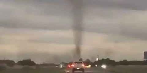 சூறாவளி போல் கொசுக்கள் கூட்டம்.. அதிர்ந்து போன வாகன ஓட்டிகள்: வைரல் வீடியோ