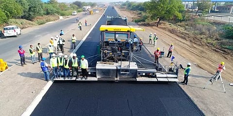 கர்நாடகா: 18 மணி நேரத்தில் உருவான 25 கி.மீ. சாலை - மத்திய அமைச்சர் பாராட்டு