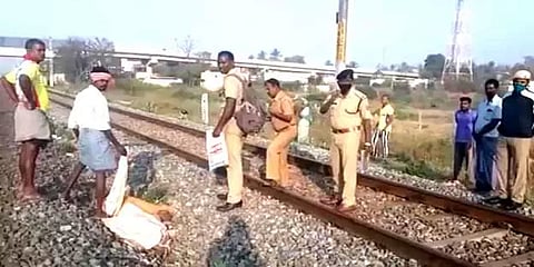 வேலூர்: 4 வயது மகளுடன் ரயில் முன் பாய்ந்து தற்கொலை செய்துகொண்ட பெண்