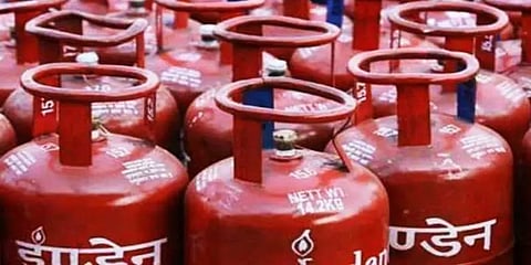 மீண்டும் ரூ.25 உயர்வு.. ராக்கெட் வேகத்தில் உயரும் LPG விலை: மக்கள் அதிர்ச்சி!