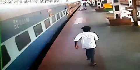 ரயிலில் இழுத்துச் செல்லப்பட்ட பயணி:துரிதமாக செயல்பட்ட ரயில்வே போலீஸுக்கு குவியும் பாராட்டு