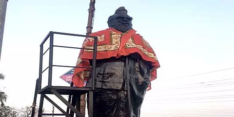 தஞ்சை: பெரியார் சிலைக்கு காவி சால்வை மற்றும் குல்லா அணிவித்த மர்ம நபர்கள்