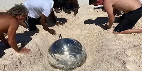 செயற்கைகோளின் பாகமா? - கடற்கரையில் கண்டுபிடிக்கப்பட்ட 41 கிலோ உலோக பந்து!