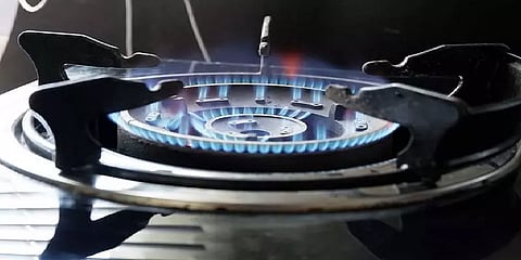 அதிகரிக்கும் சிலிண்டர் விலை.. சின்ன சின்ன கவனம் போதும்.. கேஸ் மிச்சப்படுத்தும் 11 வழிகள்!