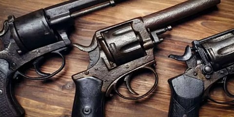 நெருங்கும் சட்டப்பேரவை தேர்தல்: உரிமம் பெற்ற துப்பாக்கிகளை ஒப்படைக்க காவல்துறை உத்தரவு