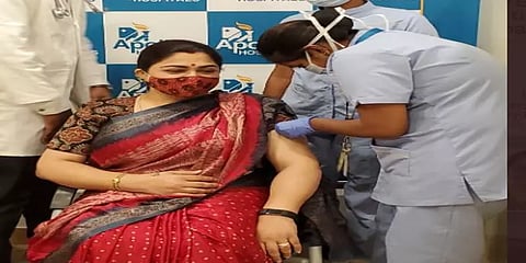 ”மற்றவர்களை கவனிக்க நானும் நலமாக இருக்கணும்” கொரோனா தடுப்பூசி போட்டுக்கொண்ட குஷ்பு!