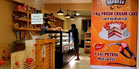 1 கிலோ கேக் வாங்கினால் 1 லிட்டர் பெட்ரோல் இலவசம்; வாடிக்கையாளர்களை கவரும் திருச்சி பேக்கரி