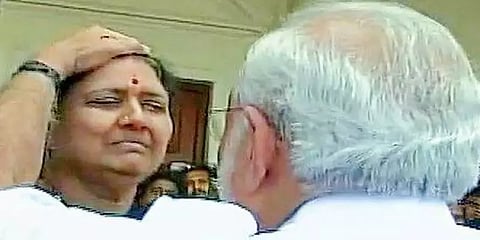 நிர்பந்தமா, நிதானமா? - சசிகலா விலகல் எழுப்பும் கேள்விகளும் பின்னணியும்!