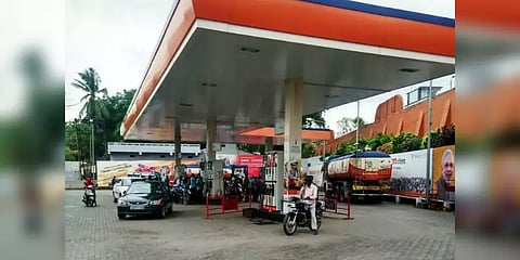 பெட்ரோல் நிலையங்களில் பிரதமர் மோடி புகைப்படங்கள்: அகற்றக்கோரி தேர்தல் ஆணையம் உத்தரவு!