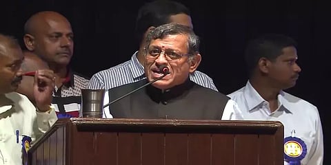 கங்கை நீர்.. சாக்கடை நீர்.. - இணையத்தில் பேசுபொருளான குருமூர்த்தி!