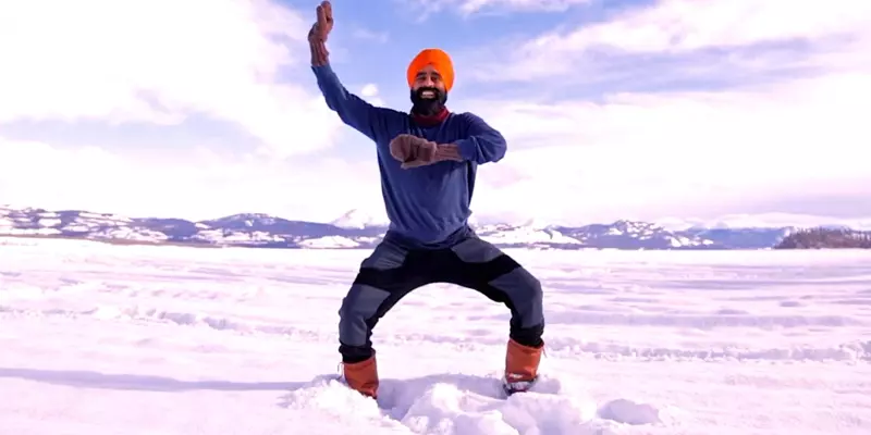 கொரோனா தடுப்பூசி பெற்ற மகிழ்ச்சியில் உறைந்த ஏரியில் நடனமாடிய கனடாக்காரர்.. வைரல் வீடியோ