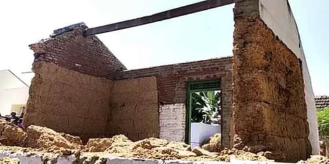 சுவரை இடிக்கும்போது எதிர்பாராத விபத்து.. 2 வயது சிறுமி உட்பட 3 பேர் பரிதாபமாக உயிரிழப்பு