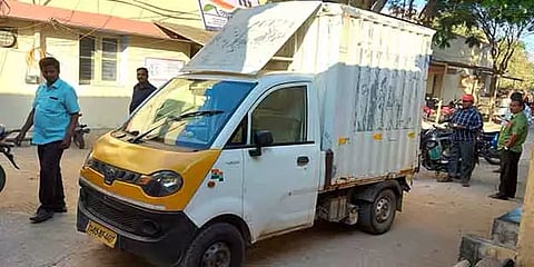 விற்பனைக்கு எடுத்துச் சென்ற அப்பள பாக்கெட்டுகளை பறிமுதல் செய்த பறக்கும்படை அதிகாரிகள்