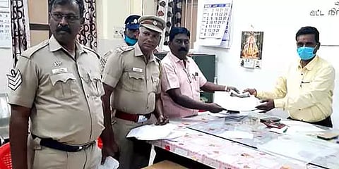 “சார்..வைக்கோல் வாங்கப் போறேன்” ஆவணம் இல்லாததால் ரூ.86,500 பணத்தை பறிமுதல்செய்த அதிகாரிகள்