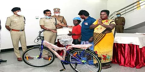 ஹெல்மெட் அணிந்து சைக்கிள் ஓட்டிய சிறுவன் - புது சைக்கிள் வாங்கிக் கொடுத்த காவல் ஆணையர்