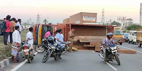 பூந்தமல்லி: சாலையில் கவிழ்ந்த லாரி..சரிந்த இரும்பு கம்பிகள் - ஸ்தம்பித்த போக்குவரத்து