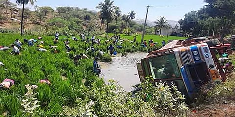 தருமபுரி: வயலில் கவிழ்ந்த எண்ணெய் லாரி... குடம் குடமாக பிடித்துச் சென்ற மக்கள்