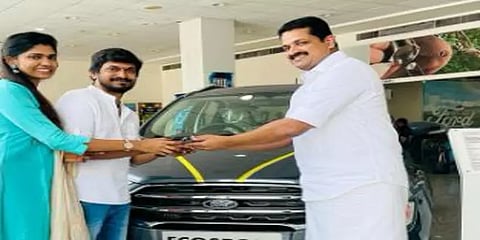 கண்ணும் கண்ணும் கொள்ளையடித்தால்’ ஓராண்டு நிறைவு; இயக்குநருக்கு கார் பரிசளித்த தயாரிப்பாளர்