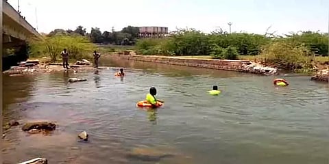 மதுரை: நண்பர்களுடன் வைகை ஆற்றில் குளிக்கச் சென்ற மாணவர் பரிதாபமாக உயிரிழப்பு