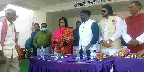 அரசு விழாவில் அமைச்சருக்கு பதிலாக பங்கேற்ற சகோதரர்: பீகாரில் சர்ச்சை!