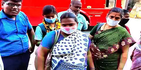 "ஏன் சார் மெஷினை வைக்கிறீங்க... ஓட்டுச் சீட்டு கொண்டு வாங்க!" - அதிகாரிகளிடம் கோரிய பெண்