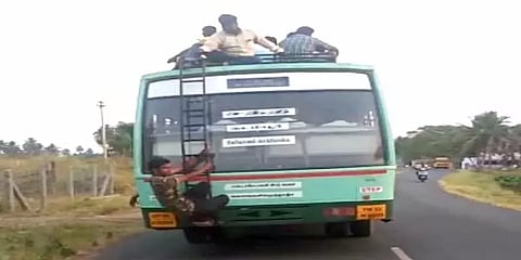 சத்தியமங்கலம்: ஆபத்தை உணராமல் அரசு பேருந்தின் ஏணியில் பயணம்!வைரலாகும் வீடியோ