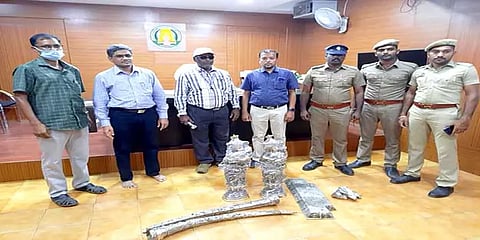 திருப்பூர்: பறக்கும் படையின் வாகன சோதனையில் சிக்கிய 2 சாமி சிலைகள் பறிமுதல்