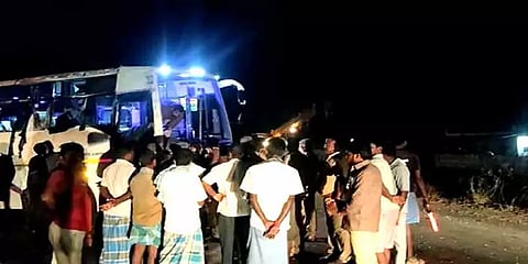 புதுக்கோட்டை: தனியார் பேருந்து கவிழ்ந்த விபத்தில் புதுமணப்பெண் உள்பட 2 பேர் உயிரிழப்பு