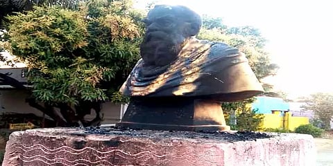 கிருஷ்ணகிரி: சமத்துவபுரம் பெரியார் சிலையை தீயிட்டு கொளுத்திய மர்ம நபர்கள்