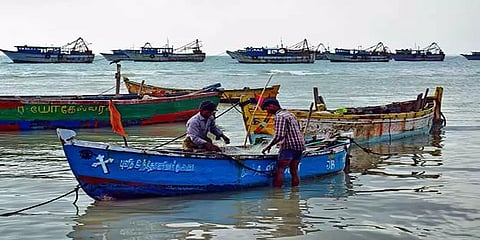 கடலில் மிதந்து வந்த பாட்டிலில் இருந்த திரவத்தை குடித்த 2 மீனவர்கள் உயிரிழப்பு