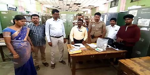 மயிலாடுதுறை: ஆவணம் இன்றி எடுத்துச் சென்ற 4 கிலோ பழைய வெள்ளி கொலுசுகள் பறிமுதல்