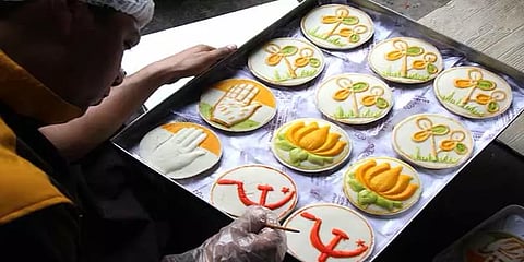 இனிப்புகளில் கட்சியின் சின்னம்: மேற்கு வங்கத்தில் வித்தியாசமான வாக்கு வேட்டை