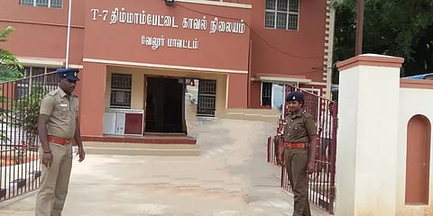 காதலனை தேடி வீட்டை விட்டு வெளியேறிய காதலி?- இளைஞர் வீட்டை சூறையாடிய பெண்ணின் உறவினர்கள்