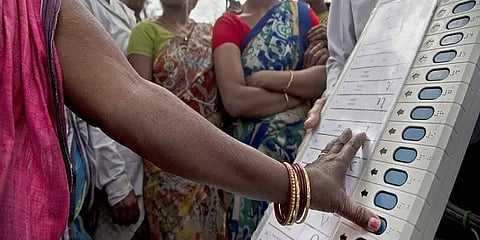 மகளிர் வாக்குகளை கவரும் அரசியல் கட்சிகள்