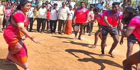 நகரி: திடீரென களத்தில் இறங்கி கபடி விளையாடிய ரோஜா