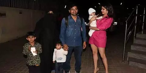 “உங்க அம்மாவின் வளர்ப்பு அருமை!” - நடிகை ஜான்வியின் செயலைப் பாராட்டும் ரசிகர்கள்