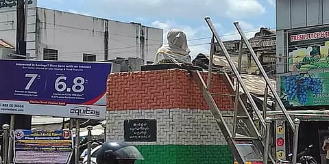 தேர்தல் நடத்தை விதி: காந்தி சிலையை துணியால் மூடியதால் மதுரையில் பரபரப்பு