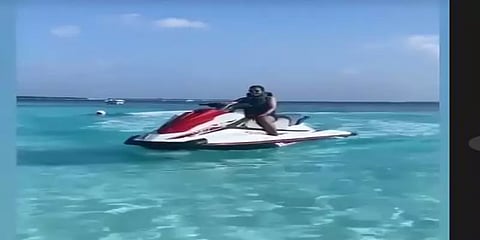 மாலத்தீவில் தனியாக படகு ஓட்டி மாஸ் காட்டிய ஐஸ்வர்யா ராஜேஷ்!