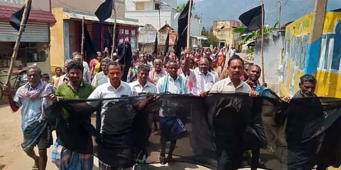 ”கால்வாய் வெட்டித்தரும்வரை வாக்களிக்க மாட்டோம்” வீடுகளில் கருப்புக்கொடி கட்டிய கிராமமக்கள்