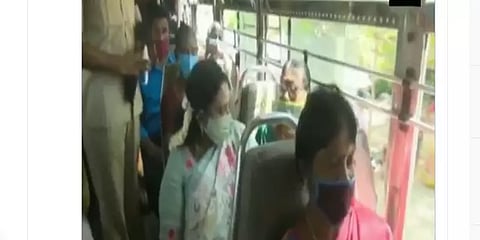 பேருந்தில் மக்களோடு மக்களாக பயணம் செய்த ஆளுநர் தமிழிசை செளந்திரராஜன்!