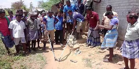 வீட்டில் நுழைந்த பாம்பை பிடிக்கச்சென்றவருக்கு கடி: மயங்கிவிழுந்தவர் மருத்துவமனையில் அனுமதி