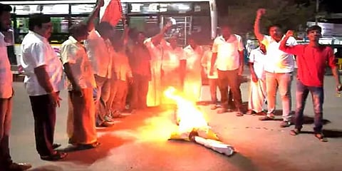 வேலூர்: அதிமுகவை விமர்சித்ததாக கூறி எல்.கே.சுதீஷின் உருவபொம்மை எரிப்பு