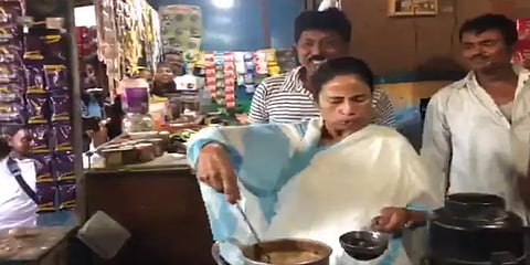 தேநீர் தயாரித்த மம்தா பானர்ஜி!