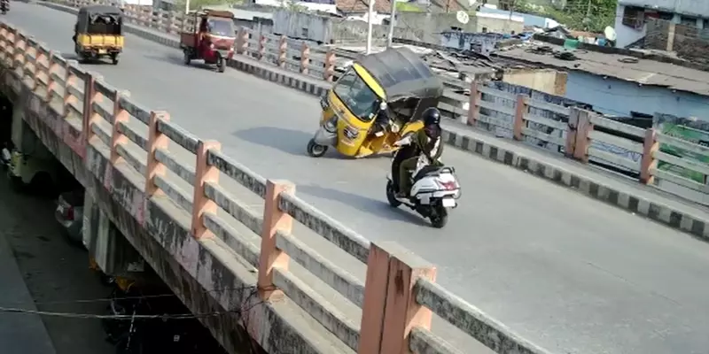 போதையில் திடீரென ஆட்டோவை திருப்பியதால் விபத்து: அதிர்ஷ்டவசமாக உயிர் தப்பிய பெண்