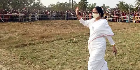 மேற்கு வங்கம்: 2 கி.மீ. தூரம் பேரணியாகச் சென்று வேட்புமனு தாக்கல் செய்த மம்தா!