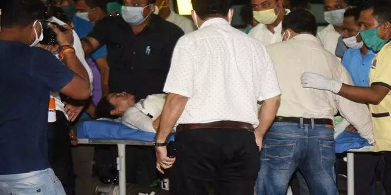 மர்ம நபர்களால் தாக்கப்பட்டதாக மம்தா பானர்ஜி புகார்... பாஜக, காங்கிரஸ் சொல்வது என்ன?