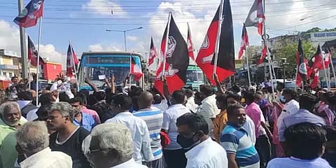 "வேட்பாளரை மாத்துங்க; கட்சிக்காக உழைத்தவருக்கு சீட் கொடுங்க"-அதிமுகவினர் சாலை மறியல்