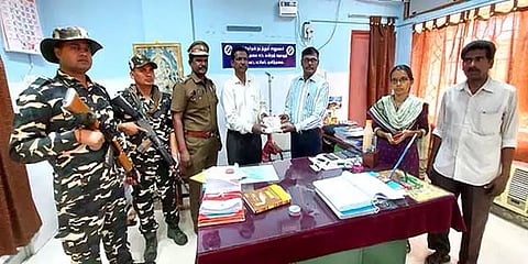 நிற்காமல் சென்ற வேன்: துரத்திப்பிடித்த பறக்கும் படை அதிகாரிகள்; ரூ. 2.57 லட்சம் பறிமுதல்