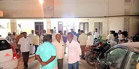 அமைச்சர் நிலோபர் கபிலுக்கு மீண்டும் சீட் கொடுங்கள்: வாணியம்பாடியில் அதிமுகவினர் போராட்டம்